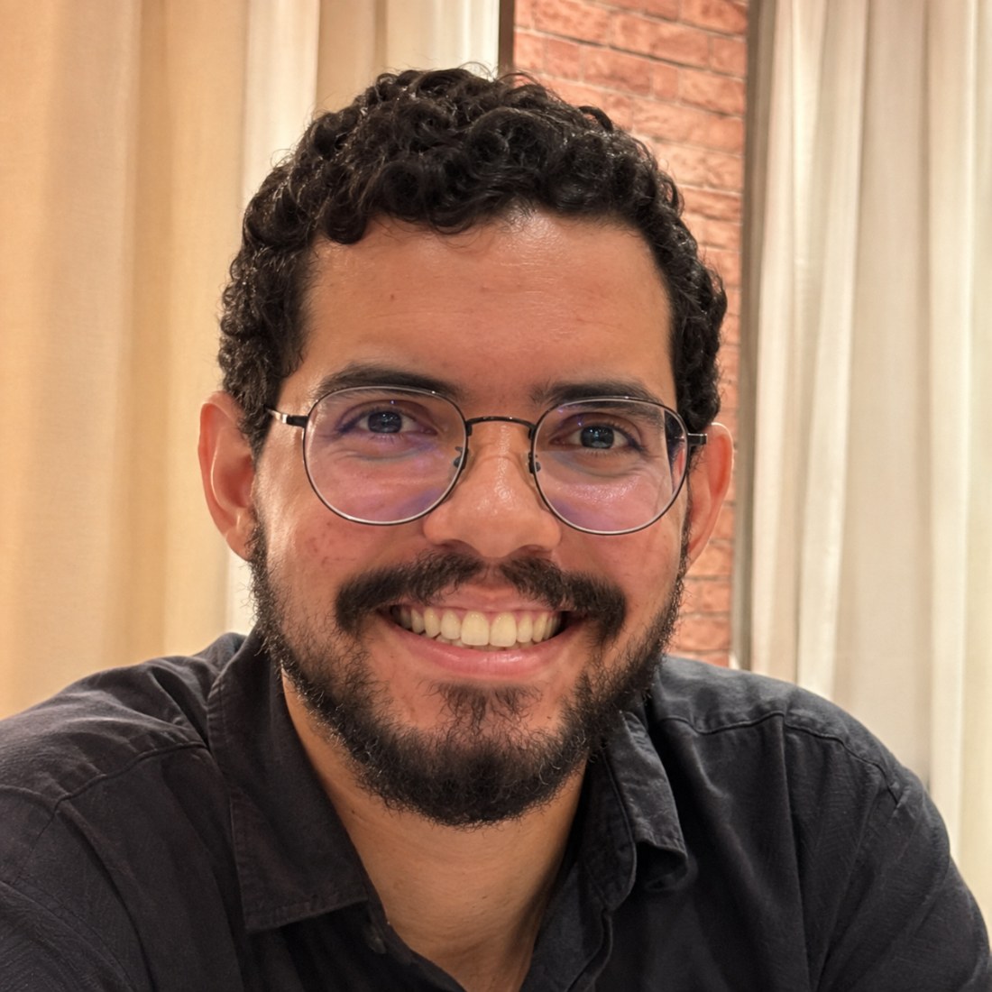 Retrato de Felipe Fook, psicólogo